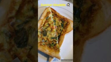 Quick & easy Summer omelette for breakfast😋🍳 #shorts #viralshort #tiktok  #foodlover #breakfastideas