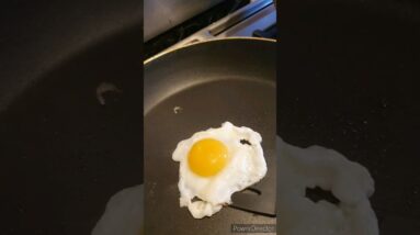 Quick and easy breakfast ideas flip egg without breaking🐣🥚🍳 #shorts #viralshort #tiktok #breakfast